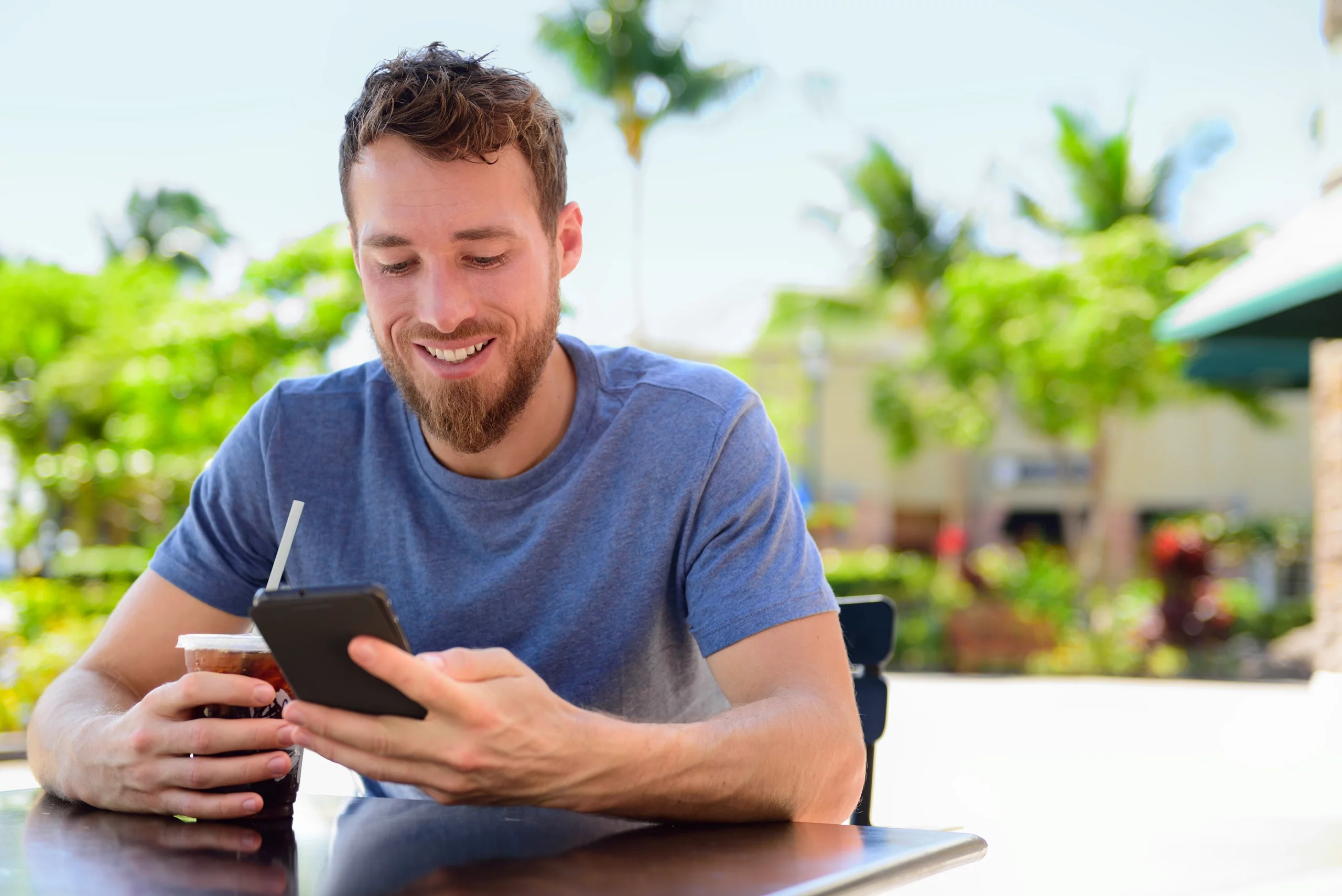 Mann in seiner Freizeit auf Social Media am Smartphone